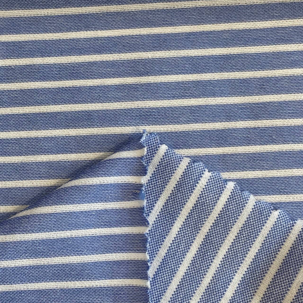 70% कॉटन और 30% पॉलिएस्टर से बने यार्न-डाइड फैब्रिक देखें